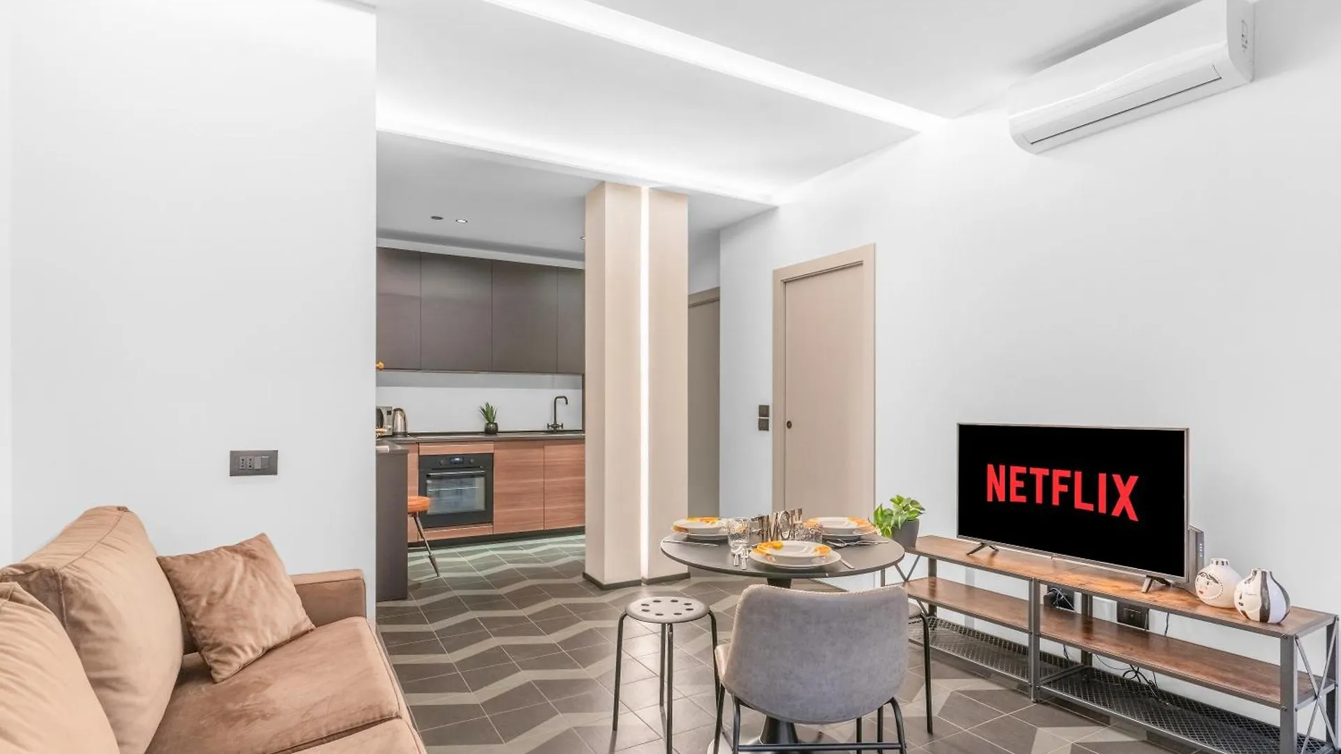 Arq14 - Duomo-Loreto - Central Romantic Milánó 0*,  Olaszország