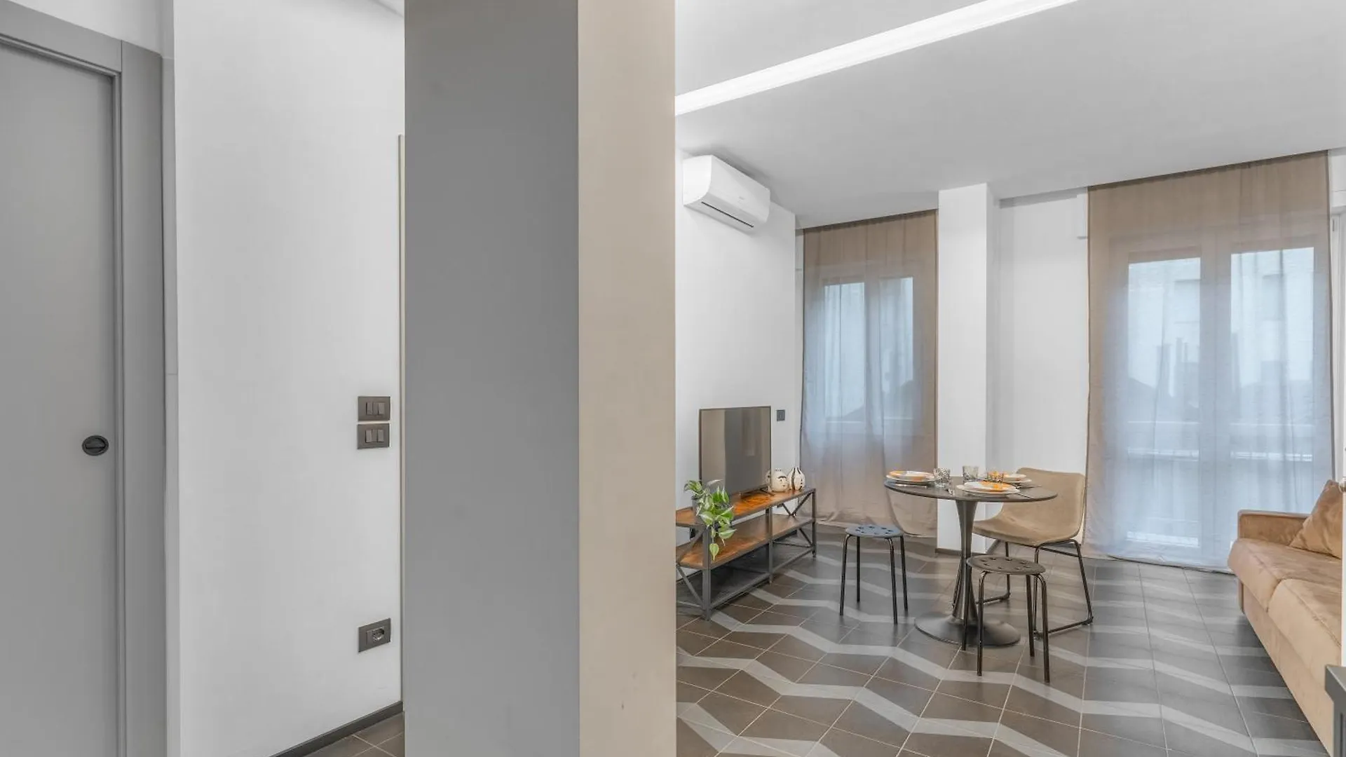 Arq14 - Duomo-Loreto - Central Romantic Milánó 0*,  Olaszország